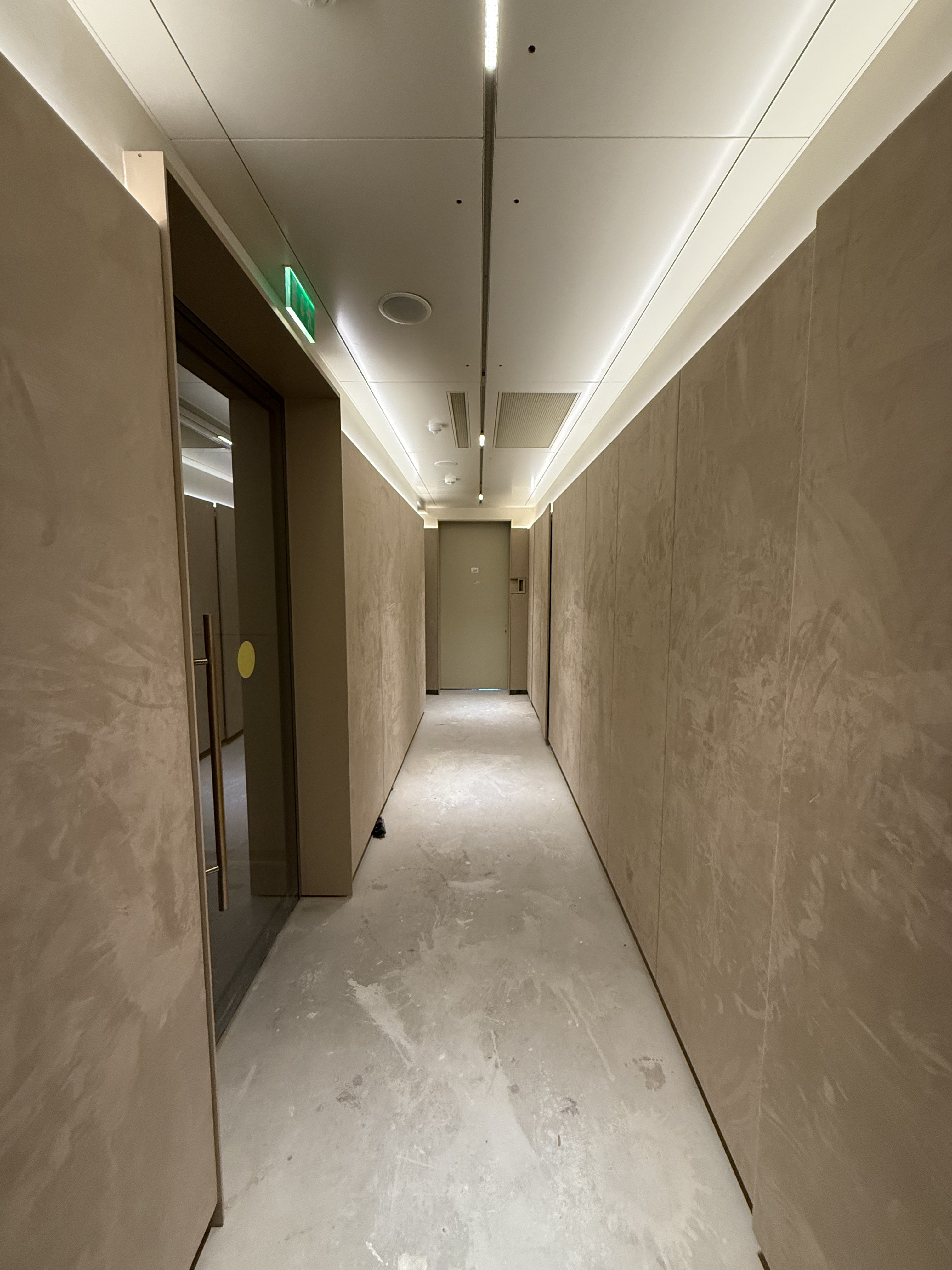 Altın detaylı kapılar