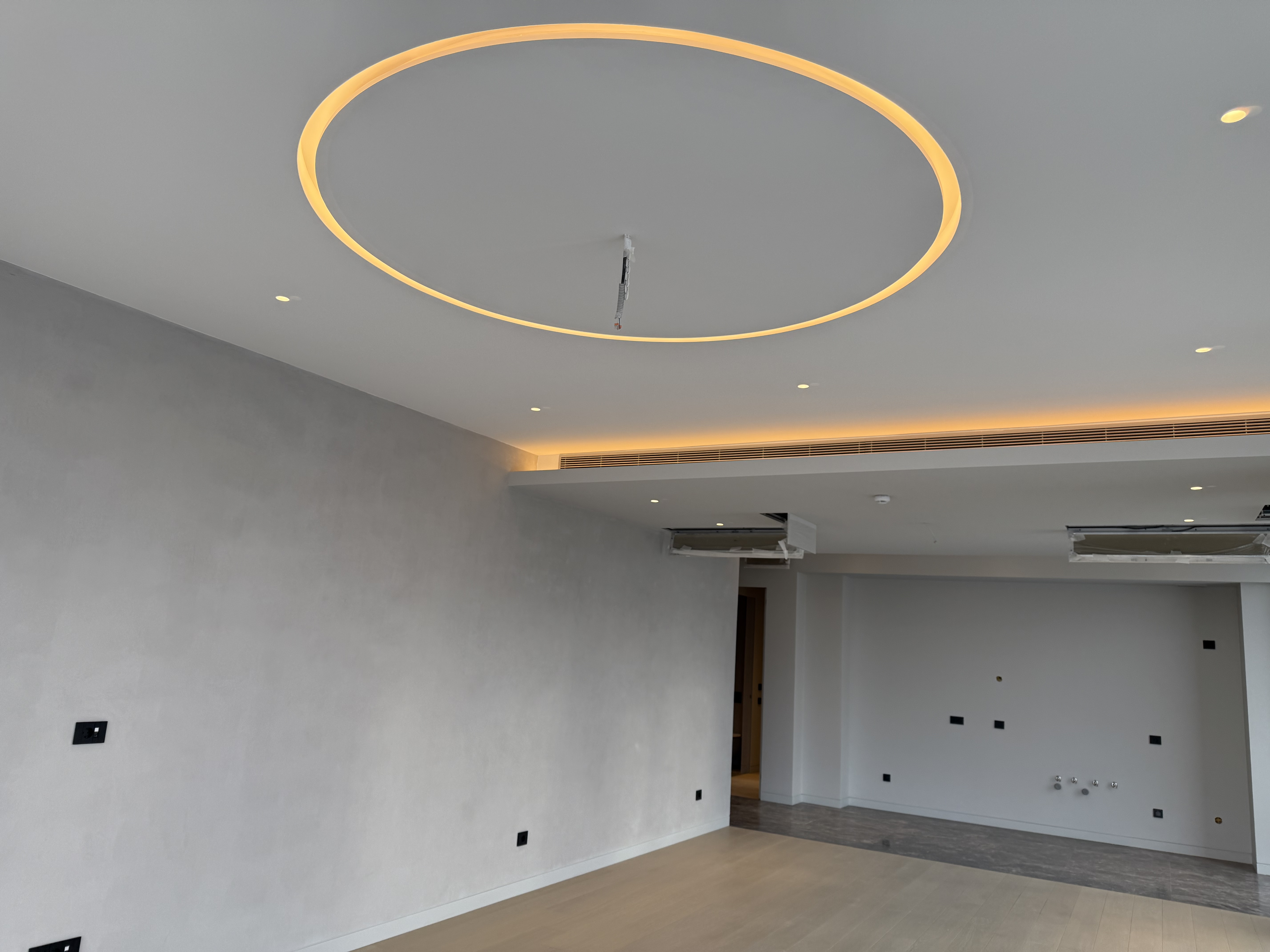 Altın rengi tavan aydınlatma